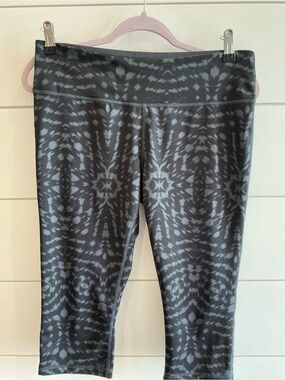 Zella Women's Gray Camouflage Capris
